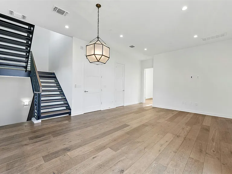 2518 Sutherland St — Photo 7