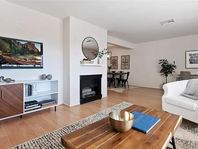 497 El Molino Ave #204 — Photo 1
