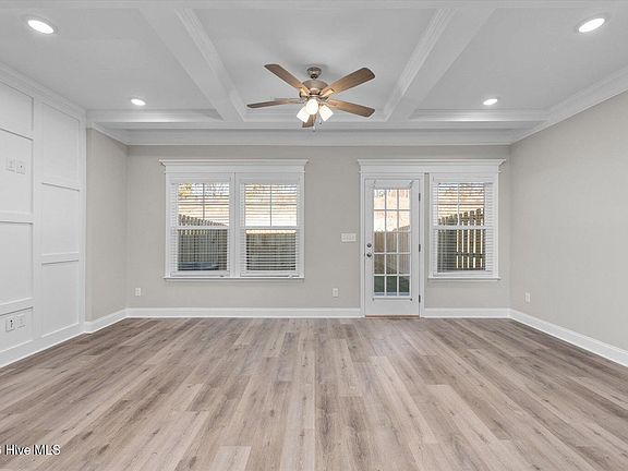 4th image of 214 Linsmore Ln