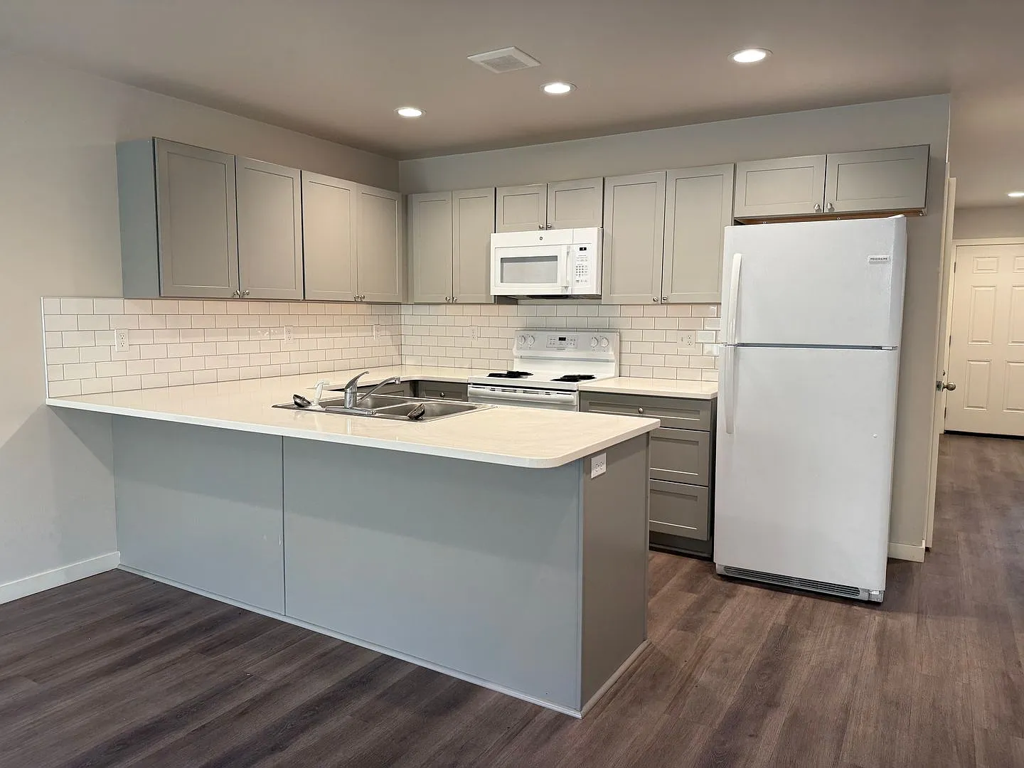 Charming 2 Bedroom Townhome - Half Off First Months Rent! — Photo 4