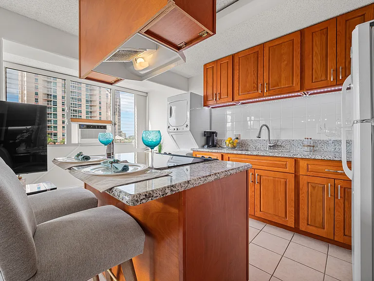 818 S King St #1007 — Photo 7