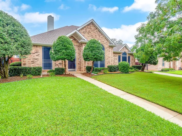 1653 Oak Creek Dr, Hurst, TX 76054