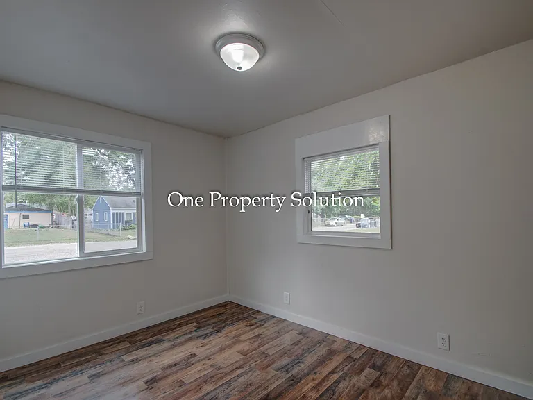 614 N Calumet Ave — Photo 17