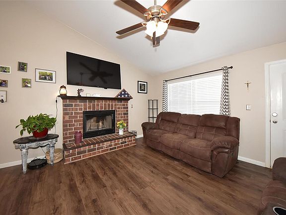 3rd image of 900 Winston Ct