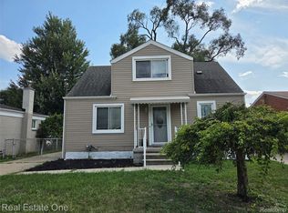 23140 Socia St, Saint Clair Shores, MI 48082