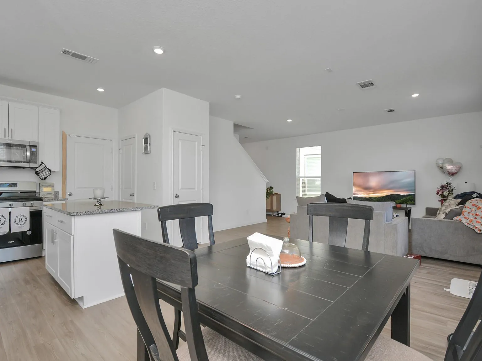 4 bed, 2.5 bath, 1642 sqft, $2,245 — Photo 4