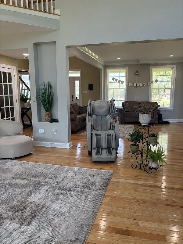 4 bed, 4.5 bath, 4945 sqft, $5,900 — Photo 2