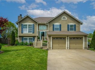1004 SE Country Ln, Lees Summit, MO 64081