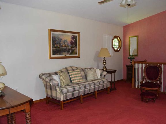 5th image of 466 Sherwood Dr E