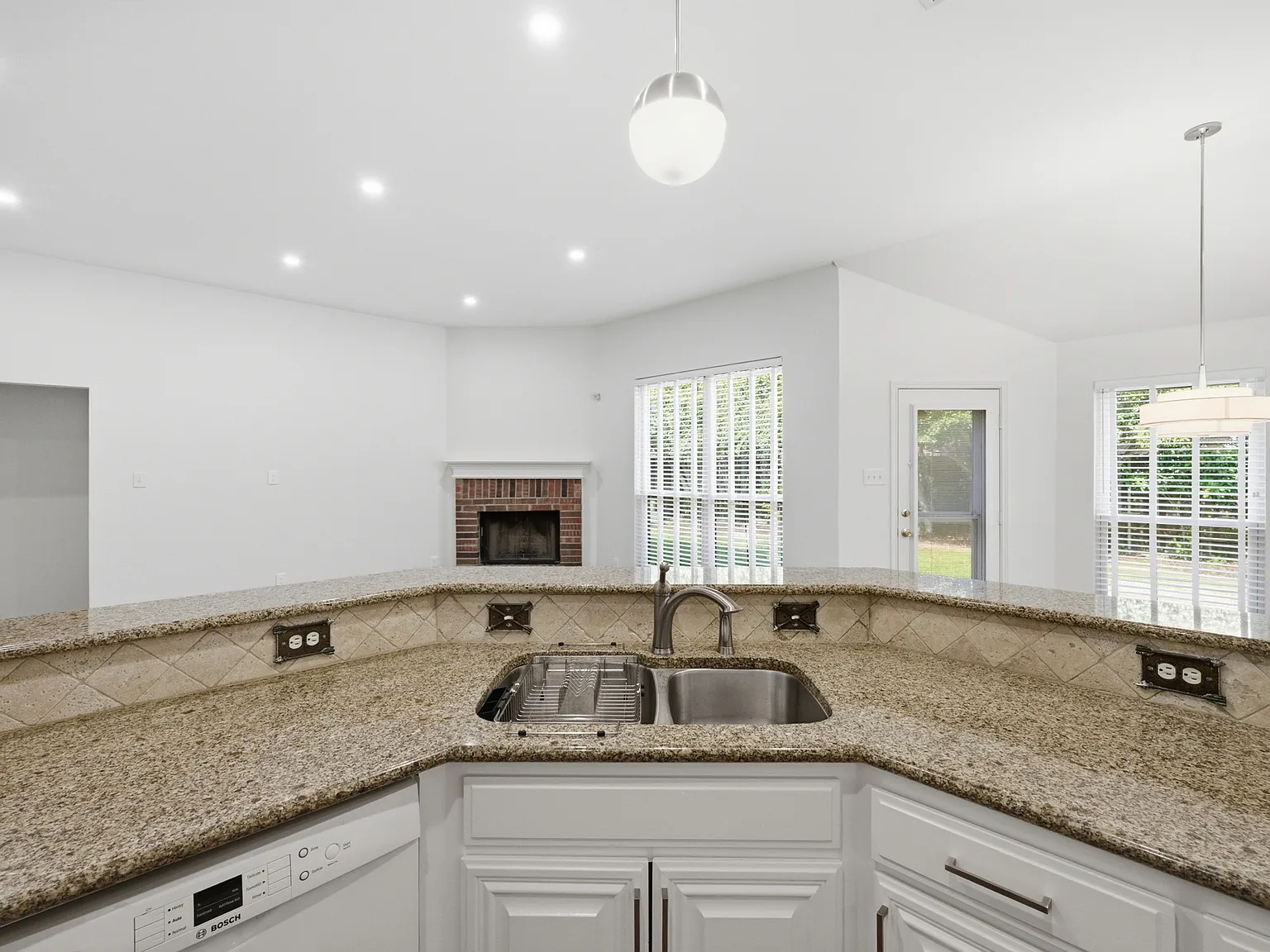 3 bed, 1687 sqft, $2,495 — Photo 3