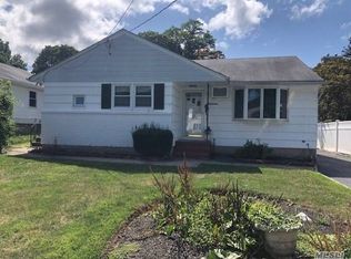 11 Lone Oak Dr, Centerport, NY 11721