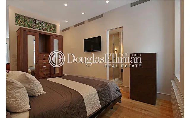 Rented by Douglas Elliman | media 27