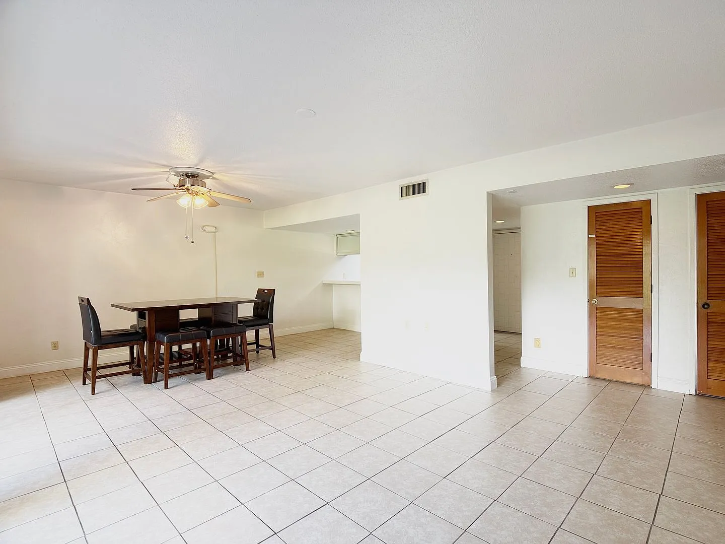 3033 Camelot Dr — Photo 2