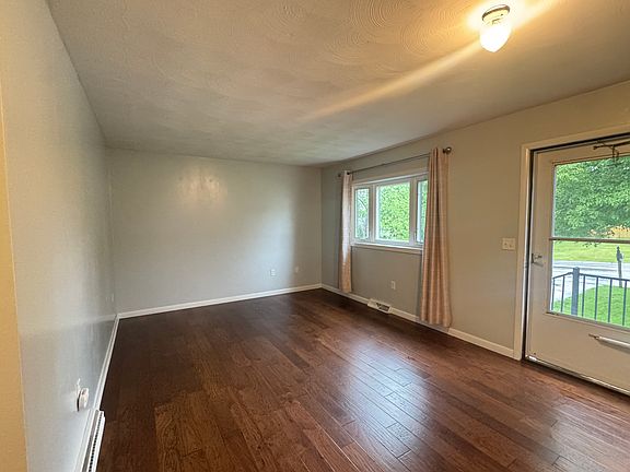 2nd image of 17 Jennifer Ln