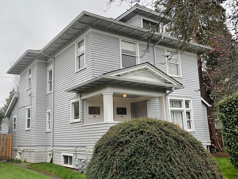 Front of the house. This unit is on the upper floor.