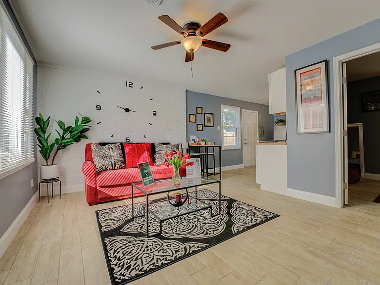 1050 N Pkwy #105 — Photo 28