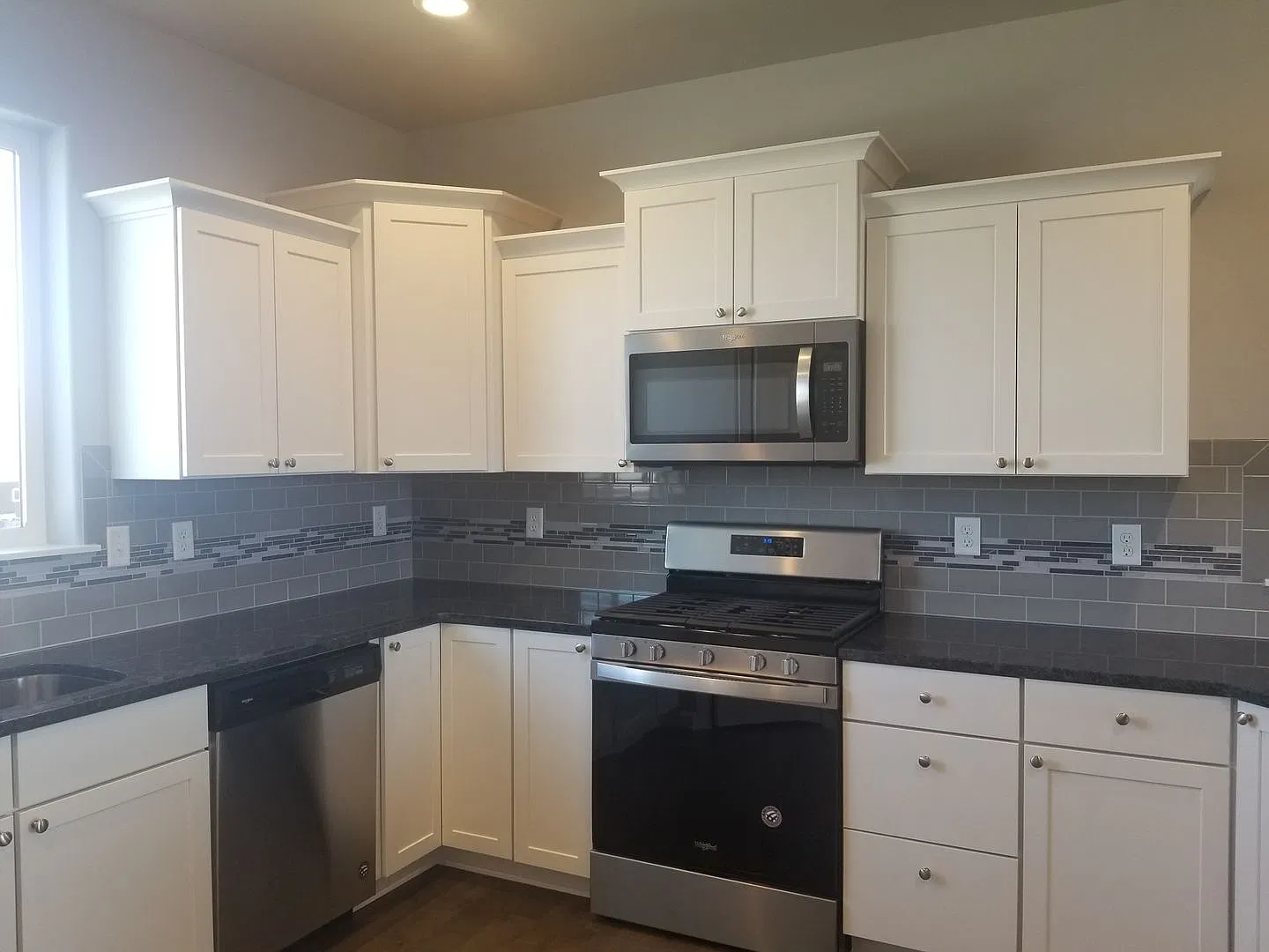 Selah 3 bedroom plus bonus room, 3 car garage! — Photo 4