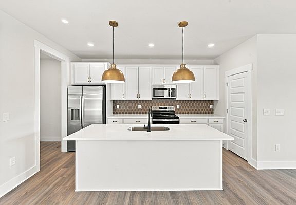 4th image of 863 Central Park Dr