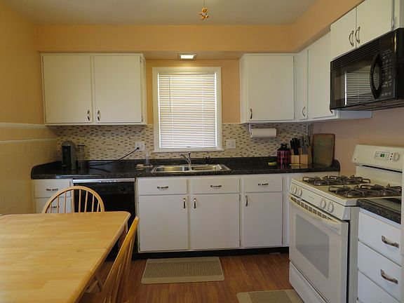 5th image of 810 W Maple St