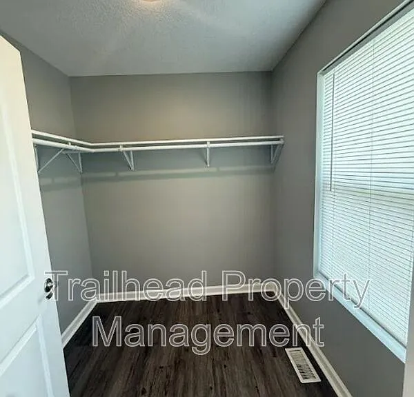 605C S Hillcrest St — Photo 7