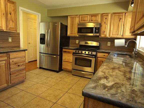 3rd image of 814 W Woodway Ave