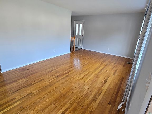 5th image of 306 Holly Manor Rd