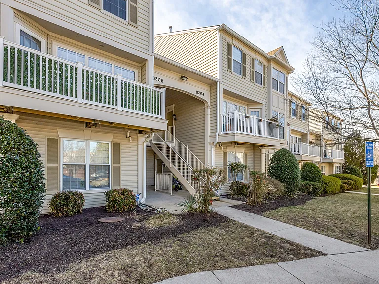 8204 Catbird Cir #202 — Photo 25