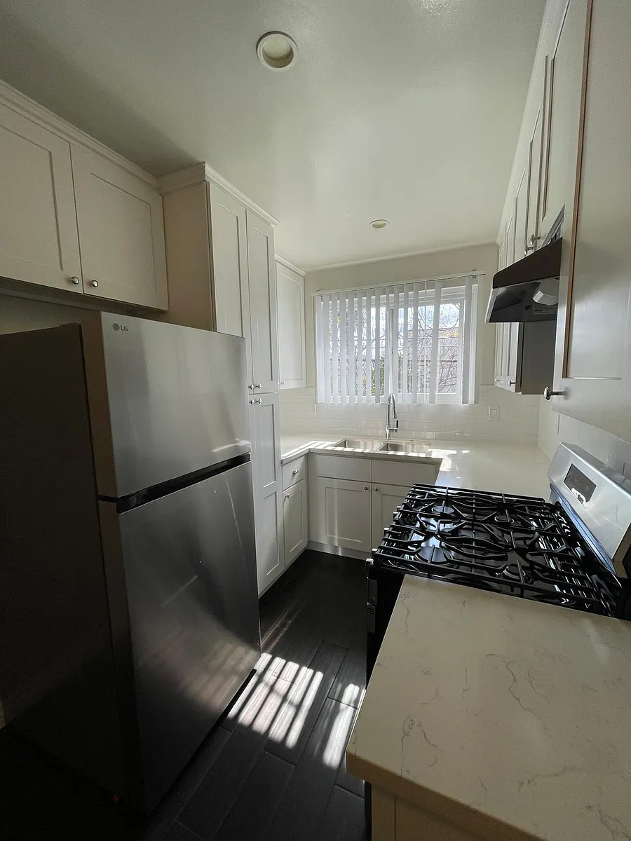 Building Photo - 8542 Saturn St #1