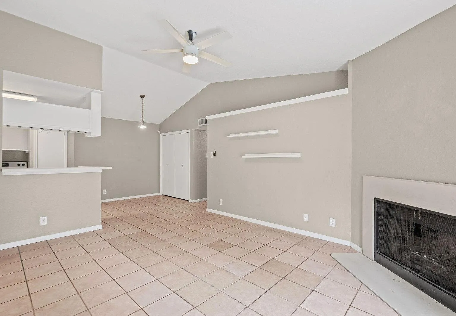 2 bed, 1.0 bath, 900 sqft, $1,350 — Photo 3