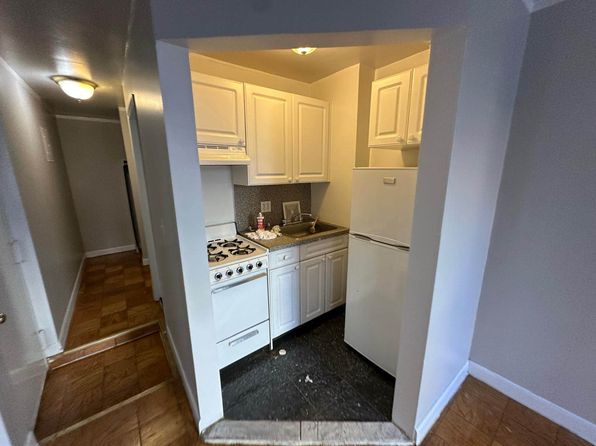 548 W 50th St APT 2FE