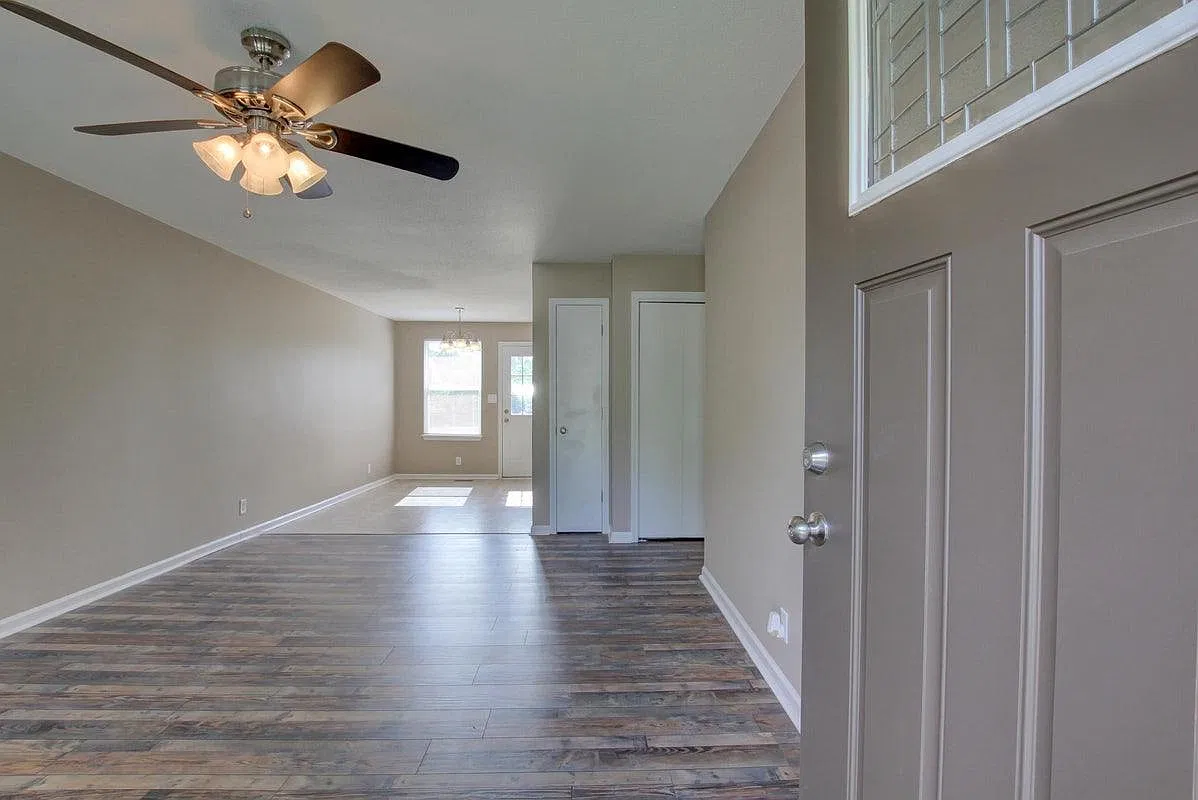 386 Donna Dr — Photo 2