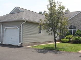 28 Castle Hill Rd #B, Agawam, MA 01001