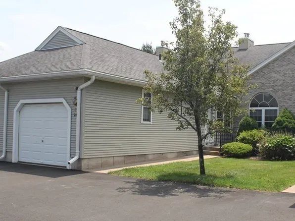 28 Castle Hill Rd #B, Agawam, MA 01001