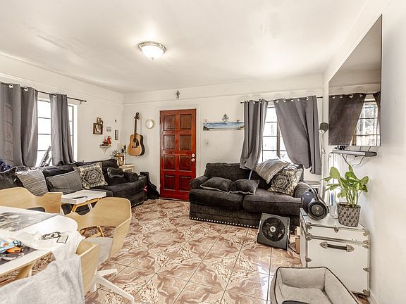 4th image of 2232 Shoredale Ave