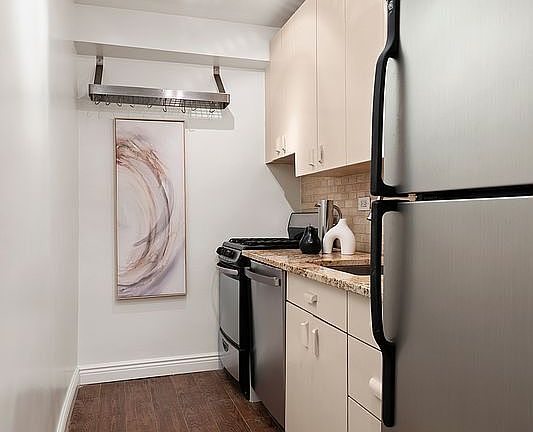 5th image of 251 E 51st St APT 5B