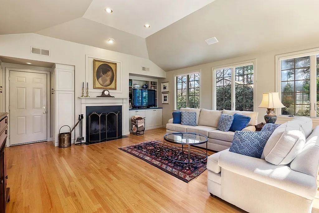 4 bed, 3.0 bath, 3650 sqft, $7,500 — Photo 3
