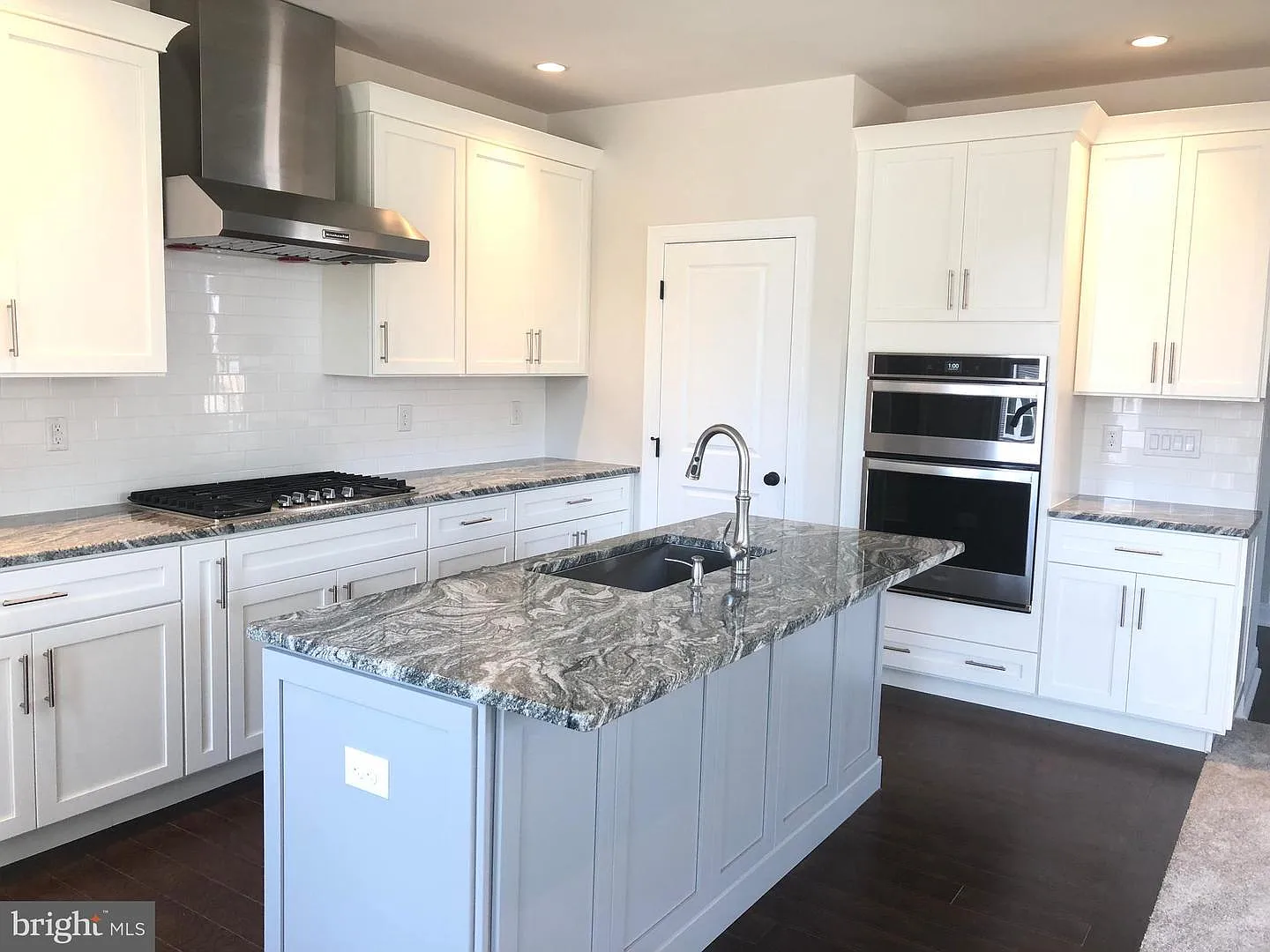 3 bed, 2.5 bath, 2041 sqft, $3,000 — Photo 3