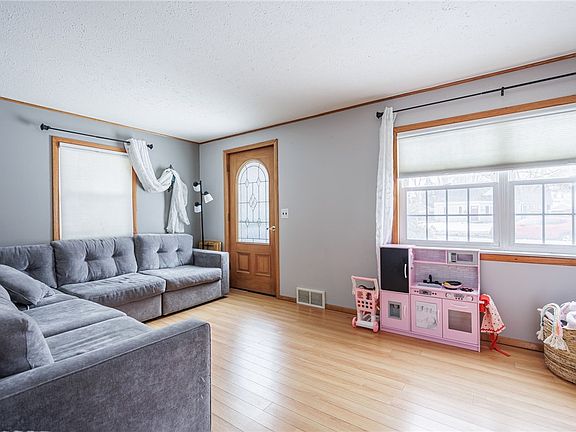 5th image of 219 Carlisle St