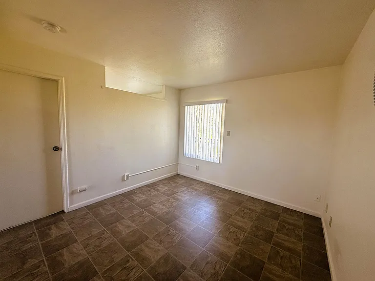1746 Kidder Ave — Photo 3