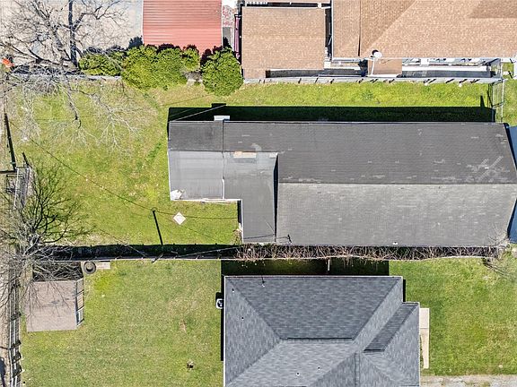 2nd image of 1004 Houston St