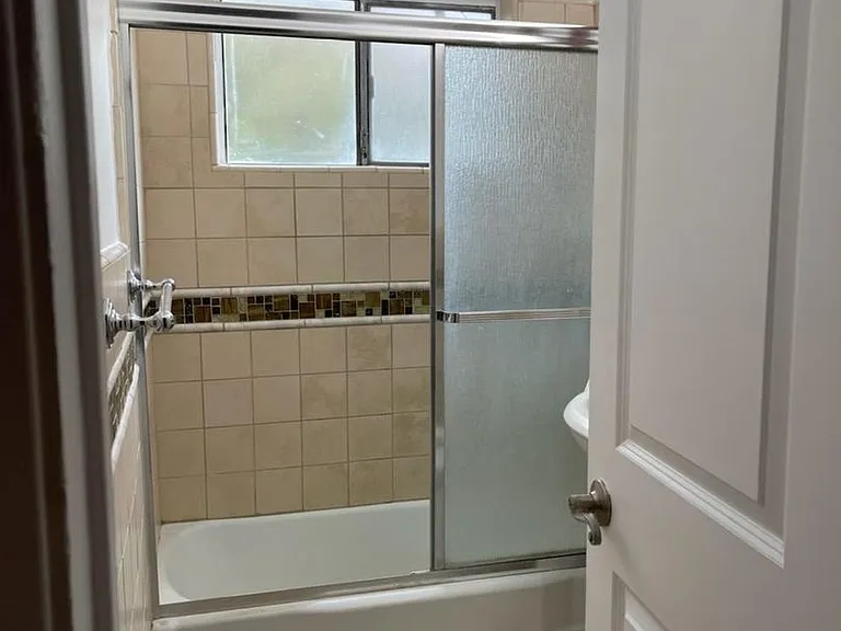963 N Harvard Blvd — Photo 21