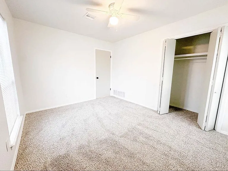 218 SE Surrey Pl — Photo 18