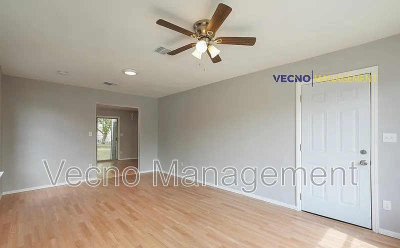 Building Photo - 435 W Bedford Ave #1