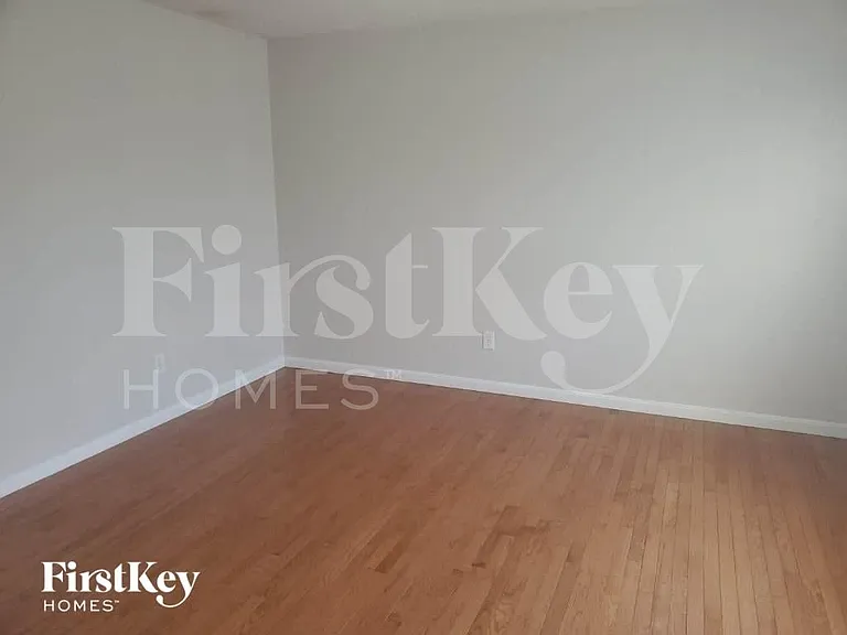 356 Brandon Dr — Photo 2
