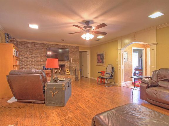 3rd image of 206 S Park Dr