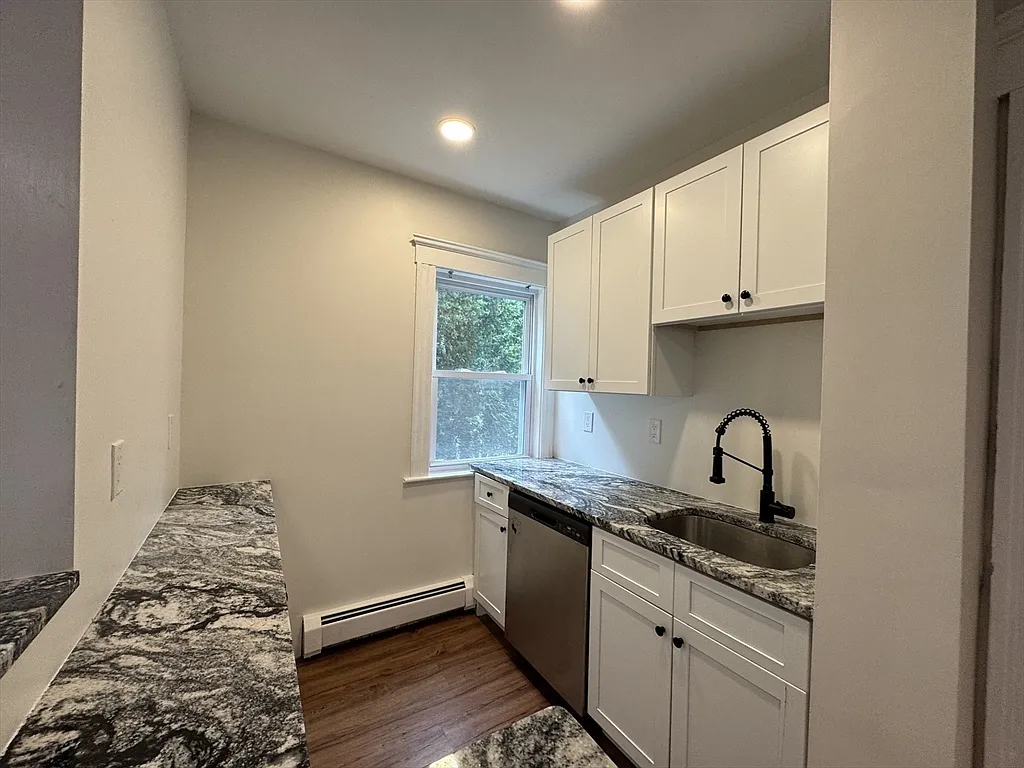 3 bed, 1.0 bath, 1100 sqft, $2,700 — Photo 4