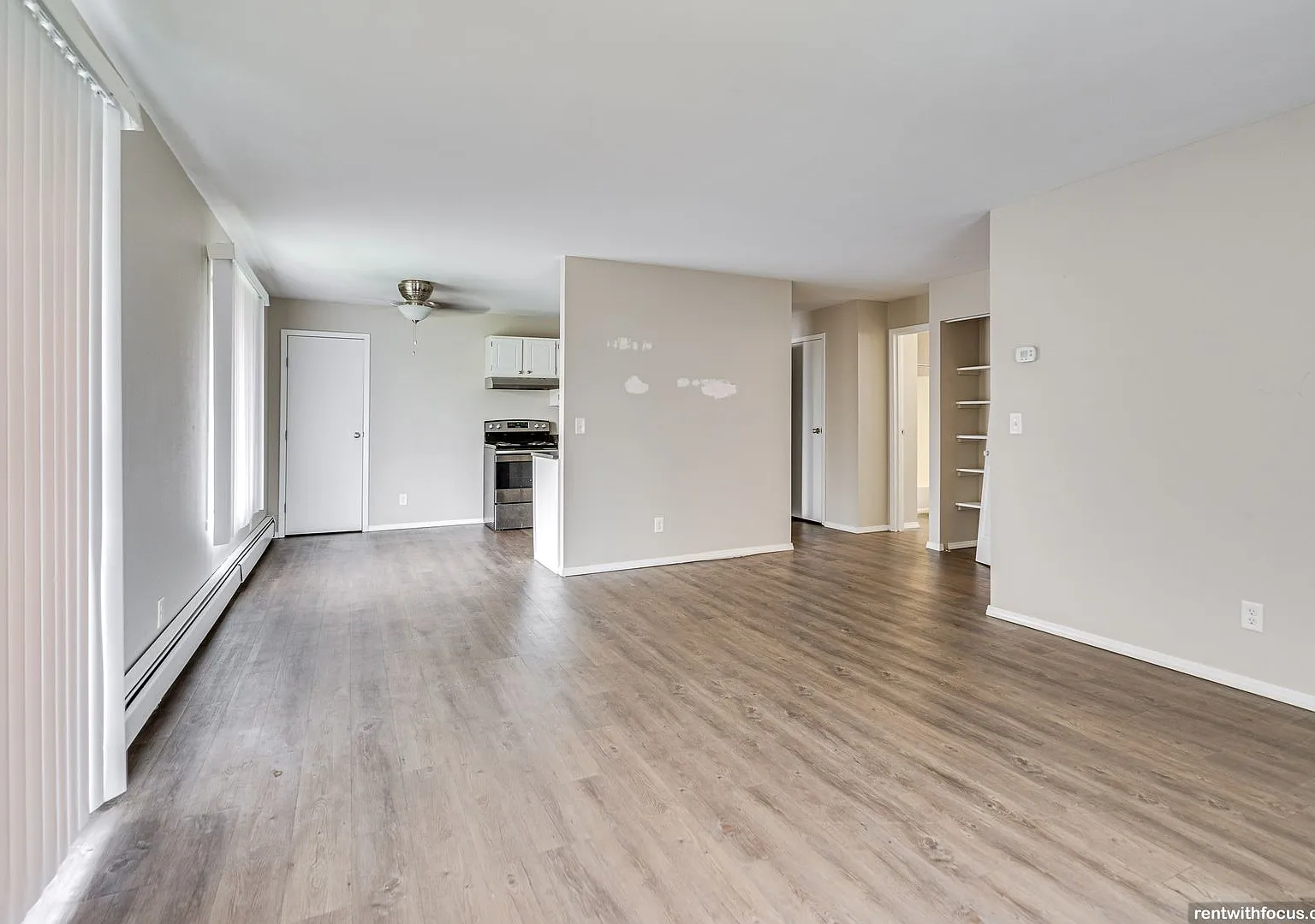 Camelot Court Apartments (Calumet Terrace) — Photo 4