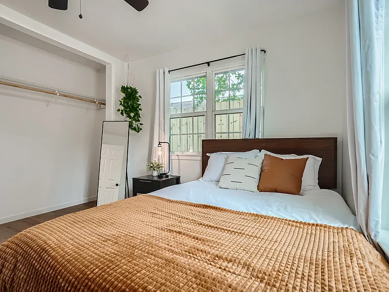 306 E Powell Ln — Photo 26
