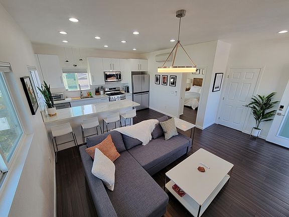 2nd image of 3244 Cabrillo Mesa Dr
