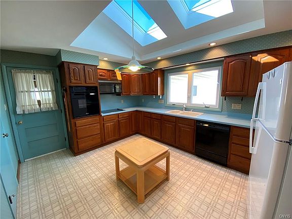4th image of 30 Gifford Dr